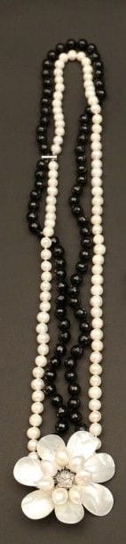 Sautoir à deux rangs, l’un en perles d’agate

noire...