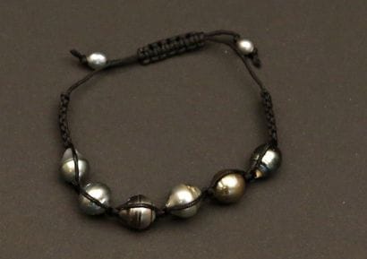 Bracelet sur cordon de coton orné de six...