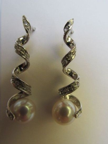 Paire de boucles d’oreille serpentin, en...