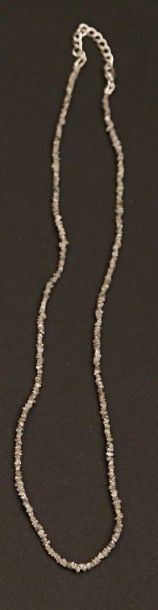 Collier de diamants bruts, le fermoir en

argent.

Long....