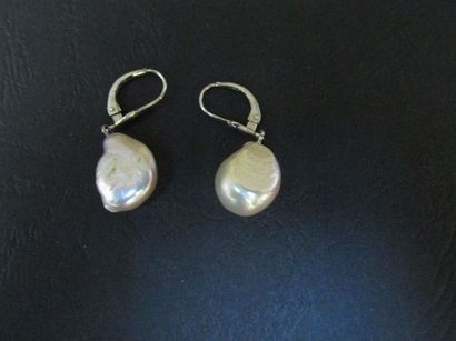 Paire de dormeuses ornées de perles d’eau

douce...