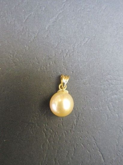 Pendentif orné d’une perle de culture gold

des...