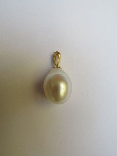 Pendentif en or jaune, orné d’une perle de

culture...