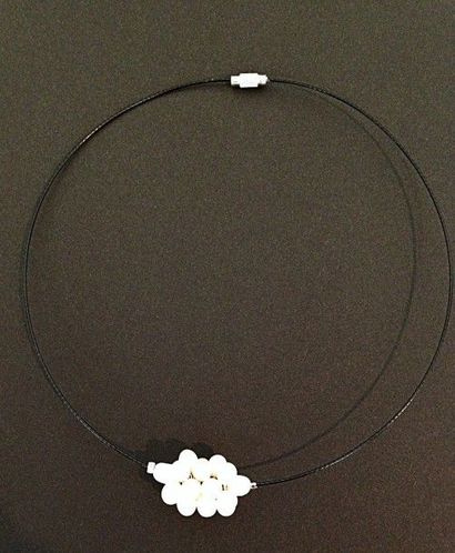 Collier câble orné d’une grappe de perles

d’eau...