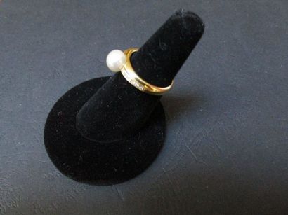 Bague en or jaune ponctuée d’une perle

de...
