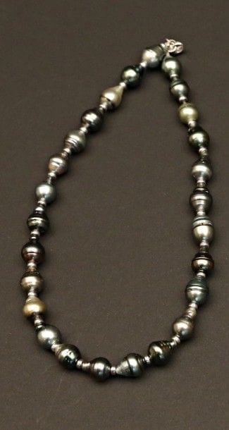 Collier en perles de Tahiti, viroles et fermoir

en...