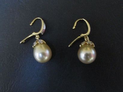 Paire de pendants d’oreille en or jaune en

arcade,...