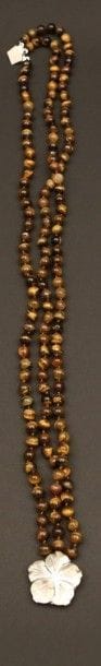 Collier à trois rangs de perles en oeil de

tigre,...