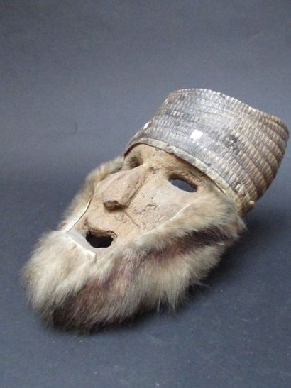 Afrique ?

Masque en bois, poils et corne

Haut....