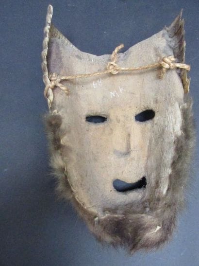 Afrique ?

Masque en bois, poils et corne

Haut....