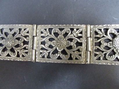 Ceinture en argent ajouré et gravé

Long....