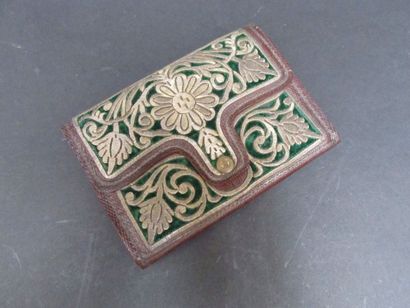 Portefeuille en cuir teint et brodé de fils...