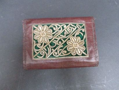 Portefeuille en cuir teint et brodé de fils...