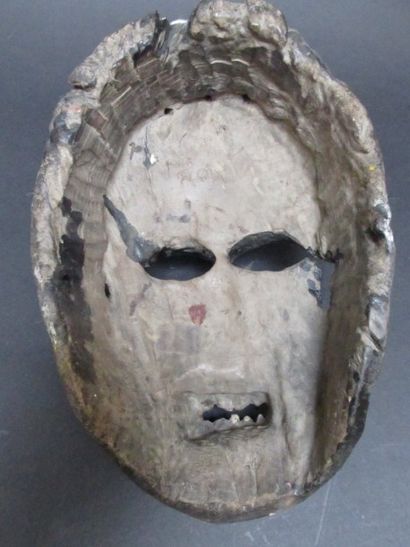 Népal 

Masque en bois bouche ouverte

Haut....