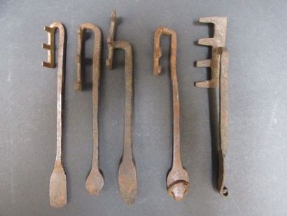 Ensemble de cinq clés en métal