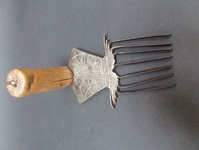 Peigne à carder la laine 

Long. : 17 cm