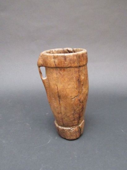 Récipient en bois sculpté 

Haut. : 25 c...