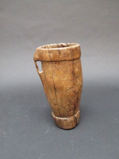 Récipient en bois sculpté 

Haut. : 25 c...