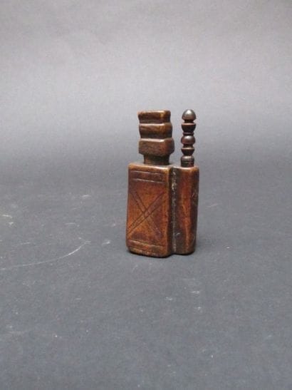 Boite à khôl en bois gravé et entaillé

Haut....