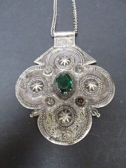 Pendentif dit «foula de khamsa» 

Haut. :...