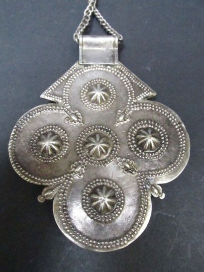 Pendentif dit «foula de khamsa» 

Haut. :...