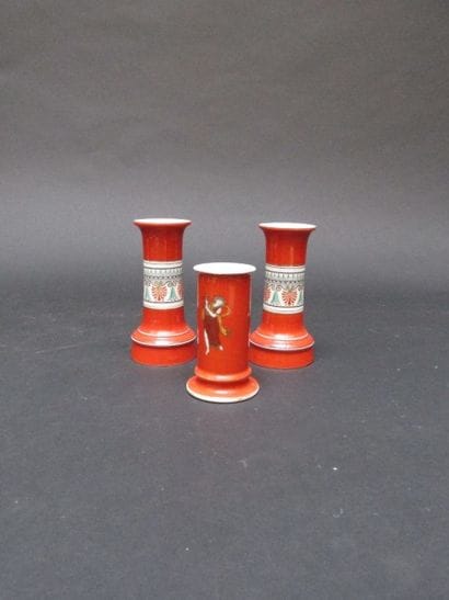 Un vase soliflore à fond vermillon à décor...