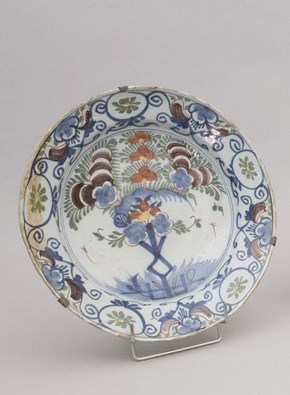 Plat en faïence polychrome à décor d’un

paysage...