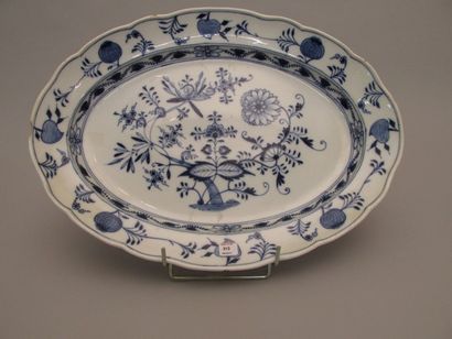 TOURNAI

Plat en porcelaine à décor végétal...