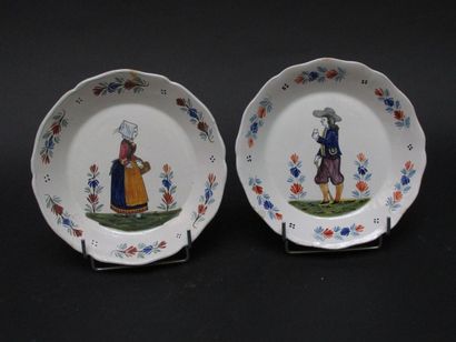 Paire d'assiettes en faïence à décor de personnages...