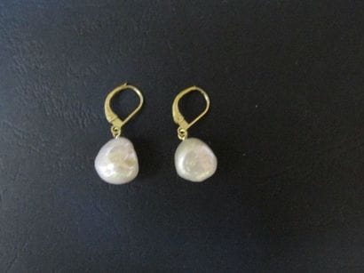 Paire de dormeuses en or jaune, ornées de

perles...