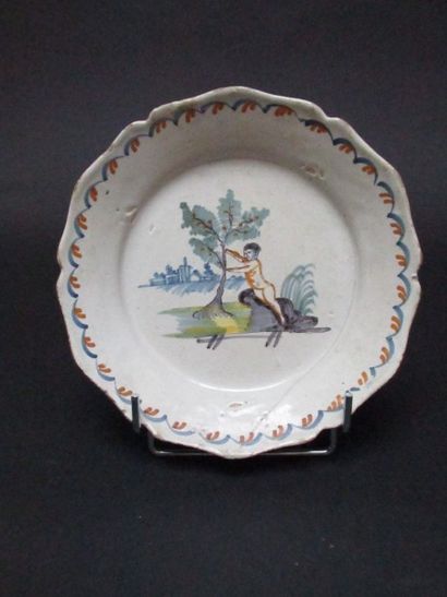 Assiette en faïence à décor d'un enfant et...