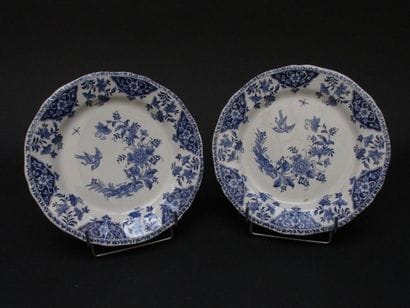 GIEN 

Deux assiettes en faïence fine à décor...