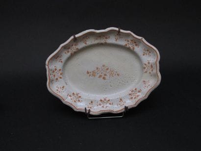 Plat en faïence à décor en camaïeu orangé...