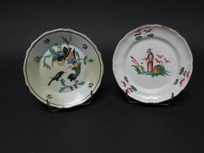 Ensemble de quatre assiettes en faïence à...