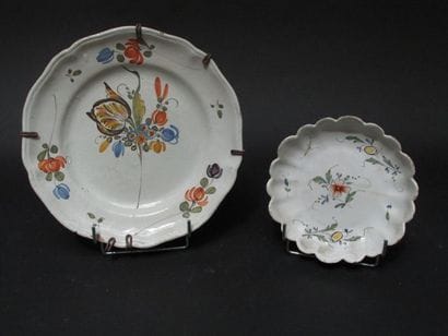Plat en faïence à décor polychrome d'un bouquet...