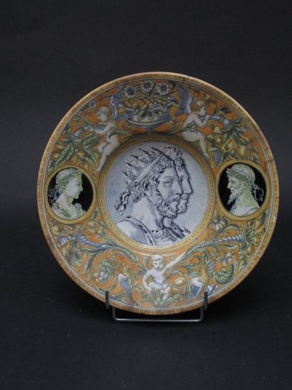 Assiette creuse en faïence à décor historié...