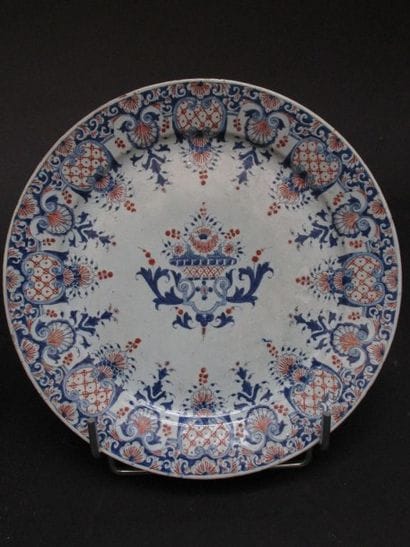 Une assiette en faïence de Gien à décor en...