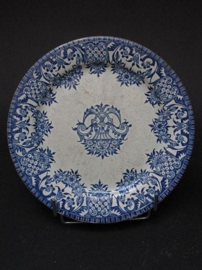 Une assiette en faïence de Gien à décor en...