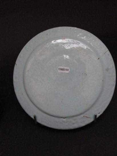 Une assiette en faïence de Gien à décor en...