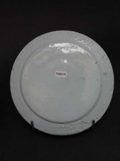 Une assiette en faïence de Gien à décor en...