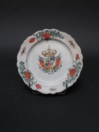 Une assiette en faïence de Gien à décor en...