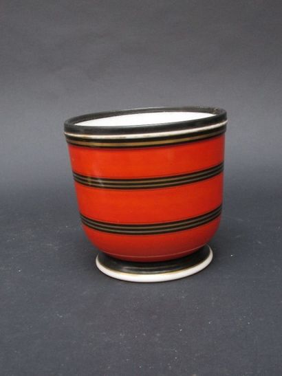 Cache pot en porcelaine à décor de rayures...