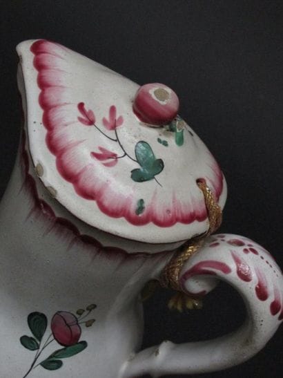 Pichet en faïence à décor polychrome au chinois...