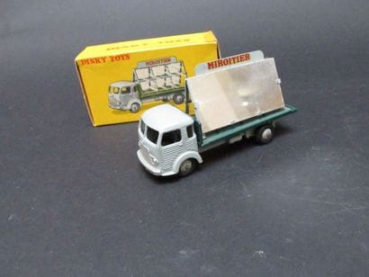 DINKY TOYS

Miroitier Simca 