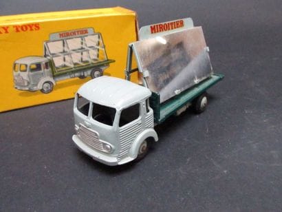 DINKY TOYS

Miroitier Simca 