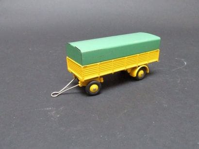 DINKY TOYS

Deux remorques bachées 70 

(boîte...