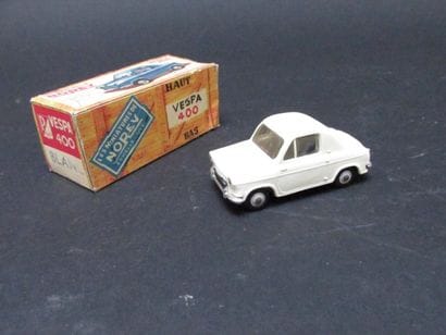 NOREV 

Vespa 400 blanc

(manque un rabat...