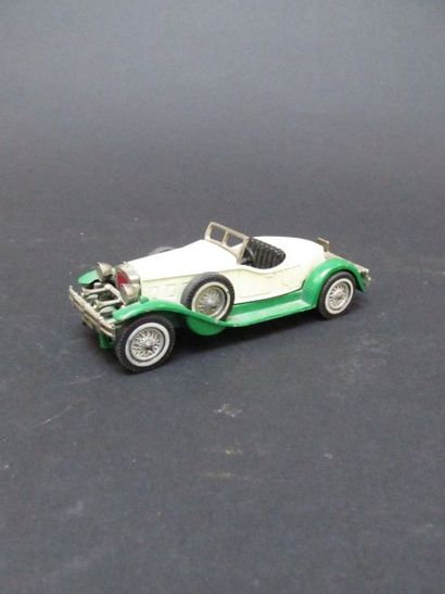 Lot de neuf véhicules miniatures: 

- Renault...