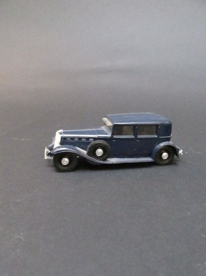 Lot de neuf véhicules miniatures: 

- Renault...