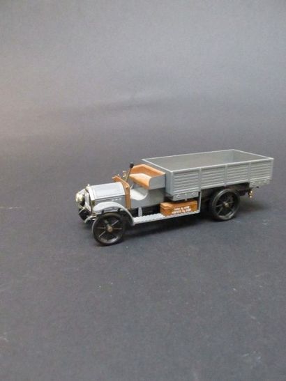 Lot de neuf véhicules miniatures: 

- Renault...